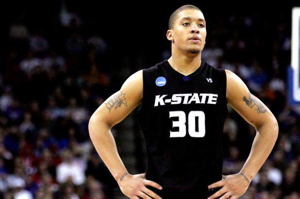 关于NBA总决赛今夜走向成谜；斯图加特回应争议；话题不断；轮换策略成焦点的信息